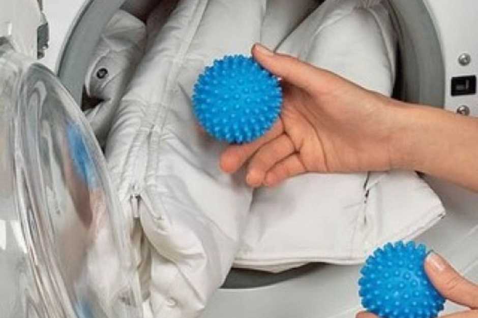 Как стирать пуховик в стиральной машине с мячиками и без, чтобы пух не сбивался