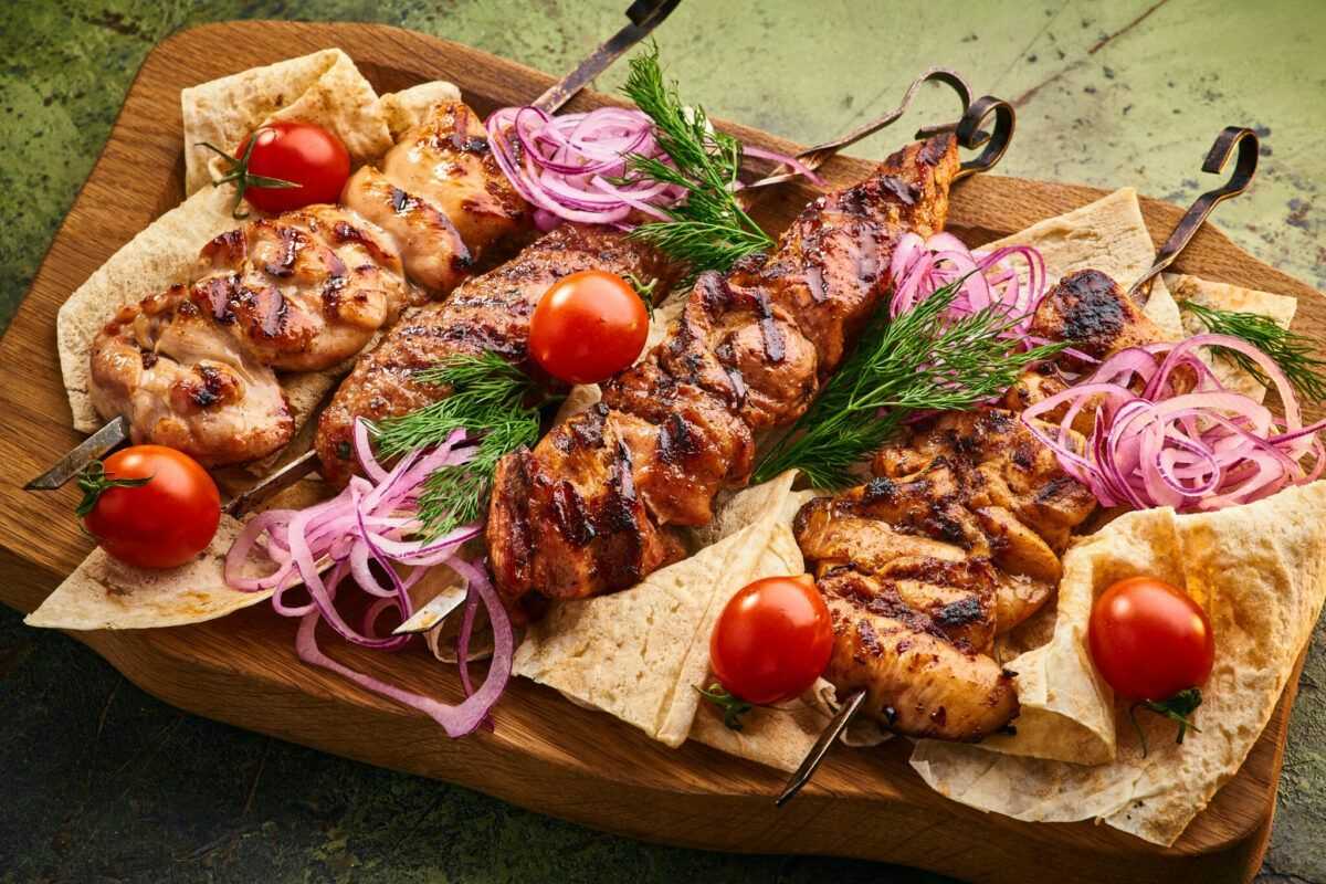 Шашлыки на майские праздники добавят иммунитет и спасут от депрессии в самоизоляции, сказали в мчс