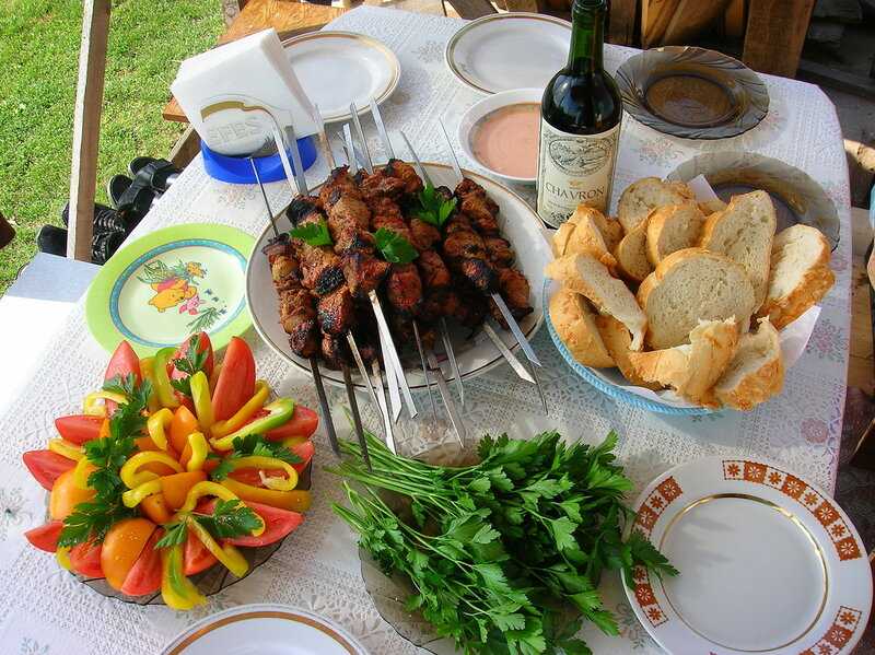 Что взять с собой к шашлыками на природе: список еды, что брать из продуктов
