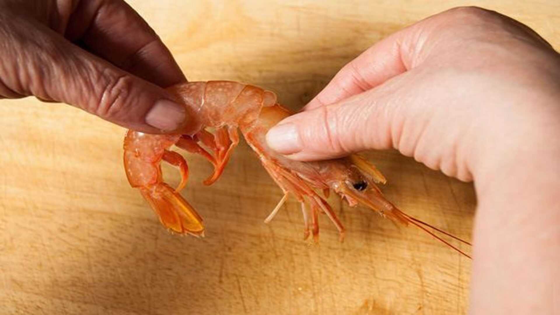 Как почистить креветки после варки и жарки - быстрые и простые способы очистки кревток для готовки и после готовки | maritera.ru