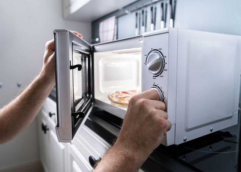 9 предметов, которые нельзя греть в микроволновке