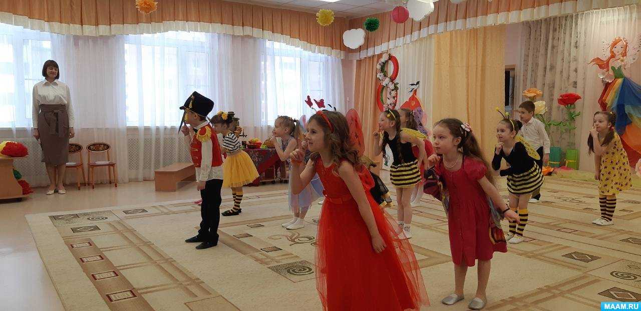 Куда поставить новогоднюю елку: оригинальные идеи