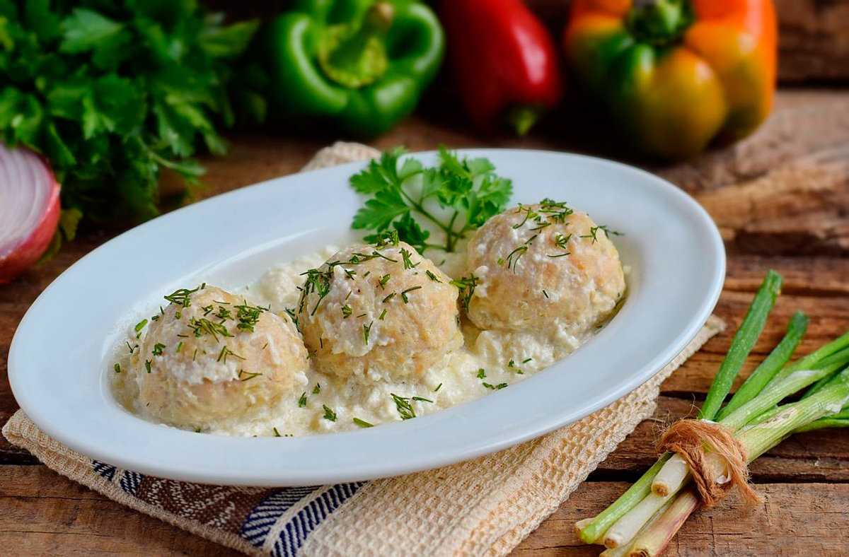 Мясные биточки — рецепты из куриного, свиного, говяжьего фарша, с подливкой и в духовке