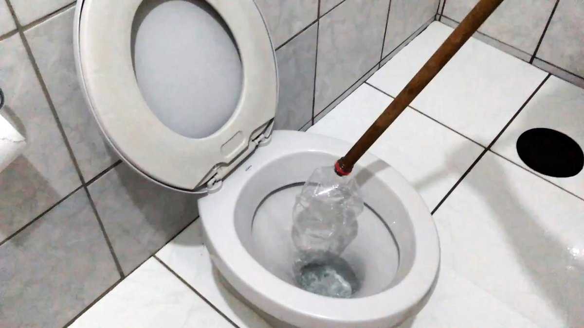 Как прочистить унитаз от засора в домашних условиях