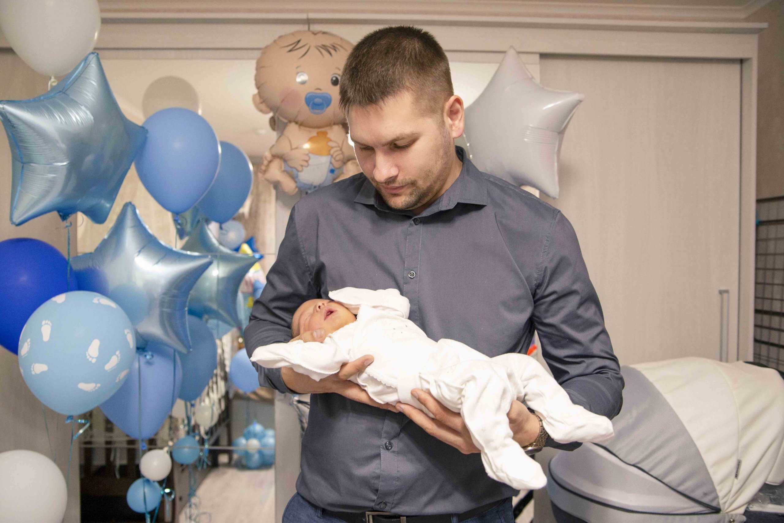 Какие вещи взять на выписку из роддома летом и зимой: список