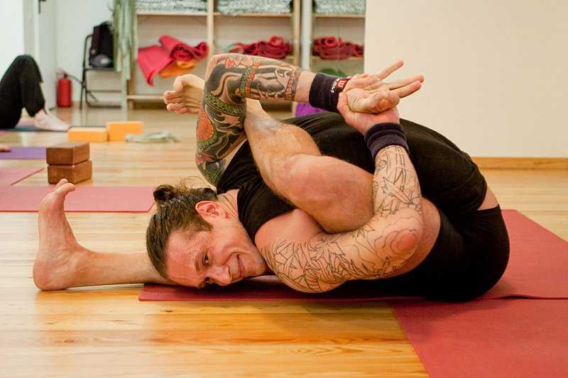 7 удивительные преимущества mermaid йоги позы на вашем теле – yogaorama