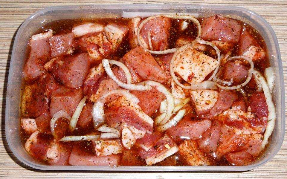 Сочный шашлык из куриной грудки на мангале + рецепты маринада