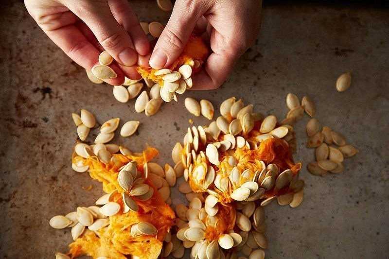 Как быстро очистить тыквенные семечки: от кожуры, от мякоти, как чистят на производстве