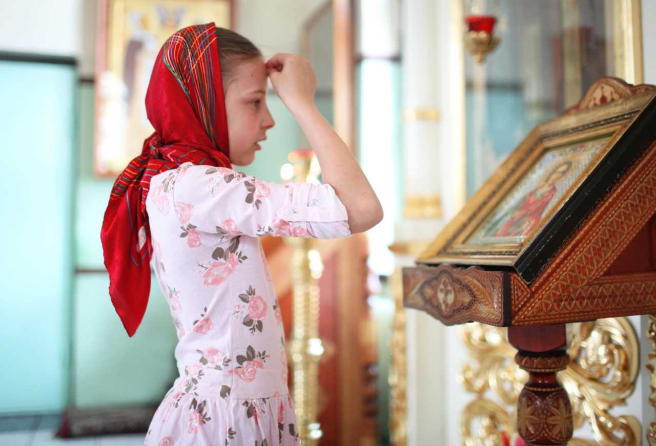Через какое плечо крестятся православные христиане. кто крестится слева направо? про крестное знамение. почему православные крестятся именно справа налево