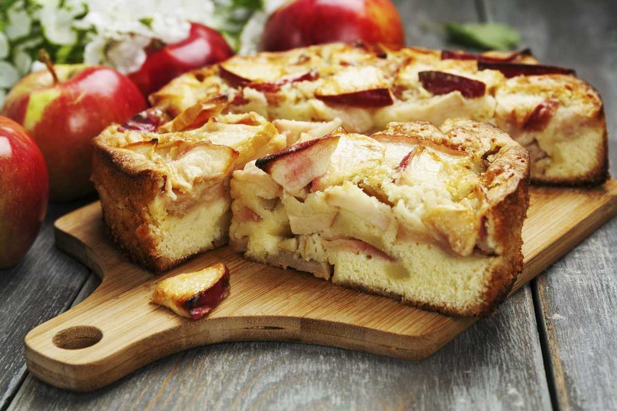 Шарлотка с яблоками — 10 классических рецептов яблочной шарлотки
